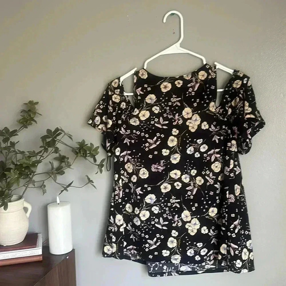 LC Lauren Conrad Women’s Ruffle Cold-Shoulder Top - Picture 6 of 6